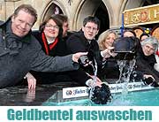 Münchner Brauchtum zum Aschermittwoch (13.02.2013) Geldbeutel waschen am Fischbrunnen vor dem Rathaus (©Foto: Ingrid Grossmann) 